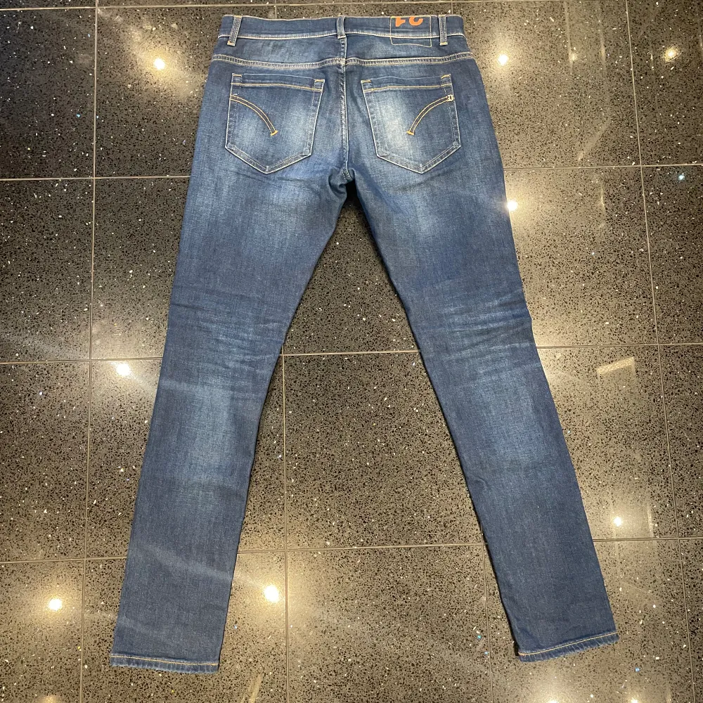 Tja! Säljer nu dessa riktigt feta Dondup George jeansen i stl 32 (178-183 cm). De är i sjukt bra skick utan defekter, bara att höra av sig vid fler frågor eller funderingar! 🍾. Jeans & Byxor.