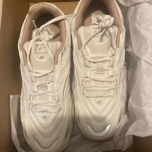 New Balance sneakers  - Helt nya new balance sneakers i storlek 41,5 men väldigt liten i storlek och passar bättre som storlek 39. Skorna är köpta för 1569kr och det är inget fel på dem. Jag hann endast inte returnera dem då de var för små. 