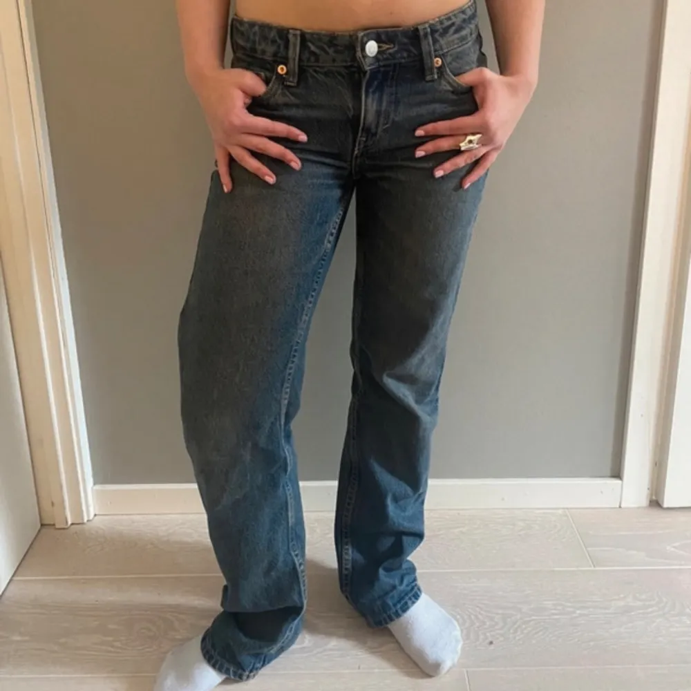 Weekday arrow jeans lågmidjade, storlek 24/30! Jätte snygga men får tyvärr ingen användning av de 💘💘💘. Jeans & Byxor.