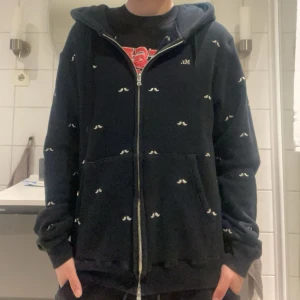 A bathing ape hoodie  - Säljer min sällsynta bape hoodie köpt i orginal butiken. Den kommer inte till användning för den är för stor. Skick 9/10. Hör av dig för mer frågor!