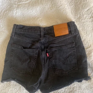 Shorts - Säljer dessa helt oanvända shorts från Levis! De är i nyskick och inte slitna alls. Säljer de för att de är för små. De är i storlek 26 och inköpta för 700 kr, pris kan diskuteras💞