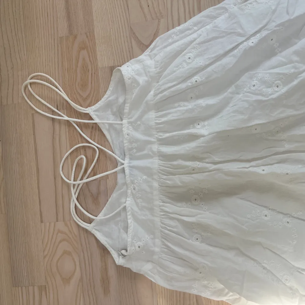 En vit, kort zara klänning med inbyggda shorts i storlek XS (34)💕Endast använd 2 gånher och är i princip i nyskick. Skriv privat vid fler frågor 🩷 Nypris var 399 har jag för mig. . Klänningar.