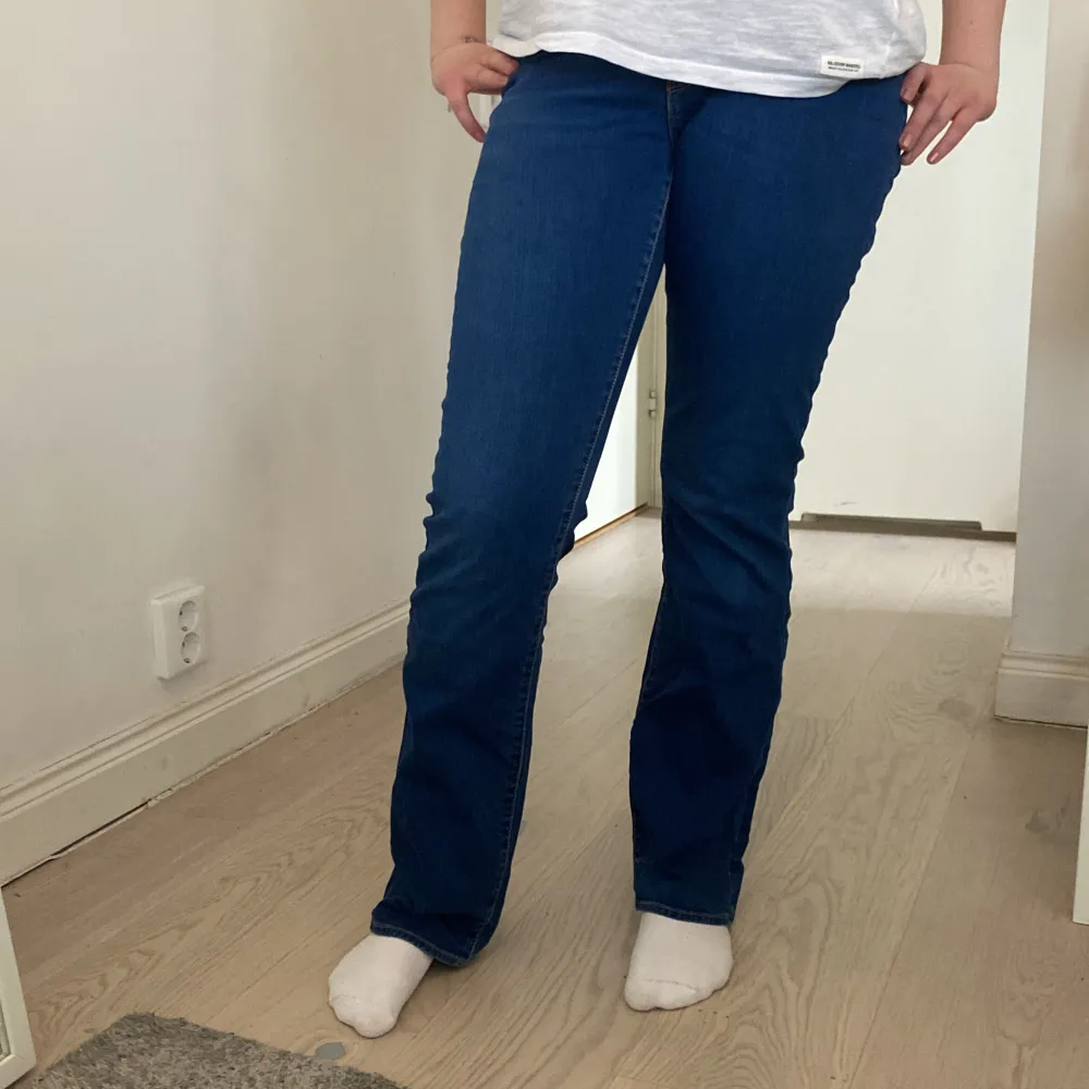Ett par suuper snygga blå flared low waist jeans! Från ”wrangler” med ”W” på fickorna. Knappt använda, inte alls slitna. 32 i längd! Köparen står för frakten💓💓. Jeans & Byxor.