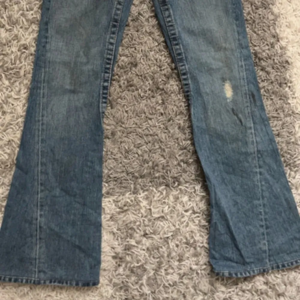 Super fina true religion jeans i modellen joey (bootcut jeans)! . Jeans & Byxor.