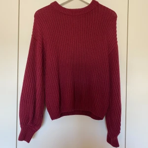 Vinröd stickad - Vinröd stickad tröja med ballongärmar nedtill. Storlek XS från NAKD men passar även som S