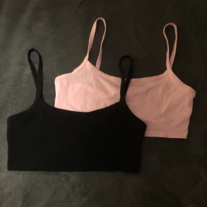 2 toppar - En rosa och en svart topp i storlek S, funkar som M. Bra skick och knappt använda. 