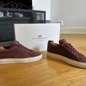 Lanvin - Italienska Sneakers SANDAYS säljs. Använda endast ett fåtal gånger och därav nästintill nyskick. Nypris 2000kr. Strl. 43 skick 9/10