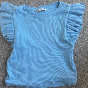 Volang top - En fil volang top från zara, köptes för typ 160 kr på Plick! 💝 I fint skick🤍Den är i M men skulle säga att den passar S också! 