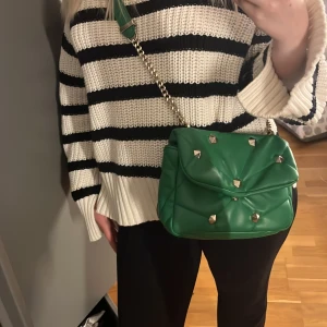Zara väska - Jättesnygg grön väska från zara med nitar. Använd men Inga defekter!