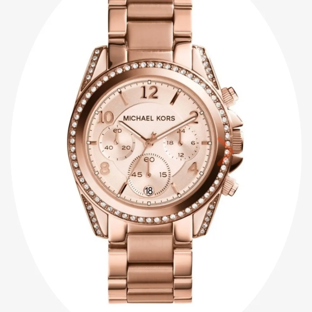 Michael kors klocka i roséguld. Använd enstaka gånger så mycket bra skick och kommer i orginalförpackning. OBS! Batteriet måste bytas. . Asusteet.