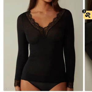 Svart tröja i modalkashmir och spets - Tröja i Kashmir från intimissimi, använd 1 gång. Säljer då den inte kommer till användning. 