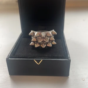 Edblad ring!🩷 - Säljer en till skitsnygg edblad ring. Den är i fint skick, och i storlek L (18.50). Söker du en i storlek M så säljer jag en sådan med. Nypris: 399kr
