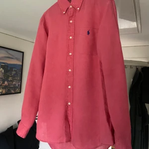 Polo Ralph Lauren Linne skjorta  - Säljer min linne skjorta från polo Ralph Lauren, köpt förra sommaren i Köpenhamn. Använd ett fåtal gånger, inga defekter!