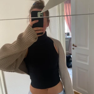 Söt kofta - Fin brun/ beige kofta eller över tröja från H&M  Använd fåtal gånger  Fint skick Kommer ej till användning längre