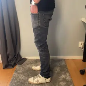 Ett par unika jeans från J.lindberg i modellen Jay. Dem är slim fit och i storleken 32/32 och sitter perfekt på mig  som är 180 69kg. Skriv vid minda fråga ✌️