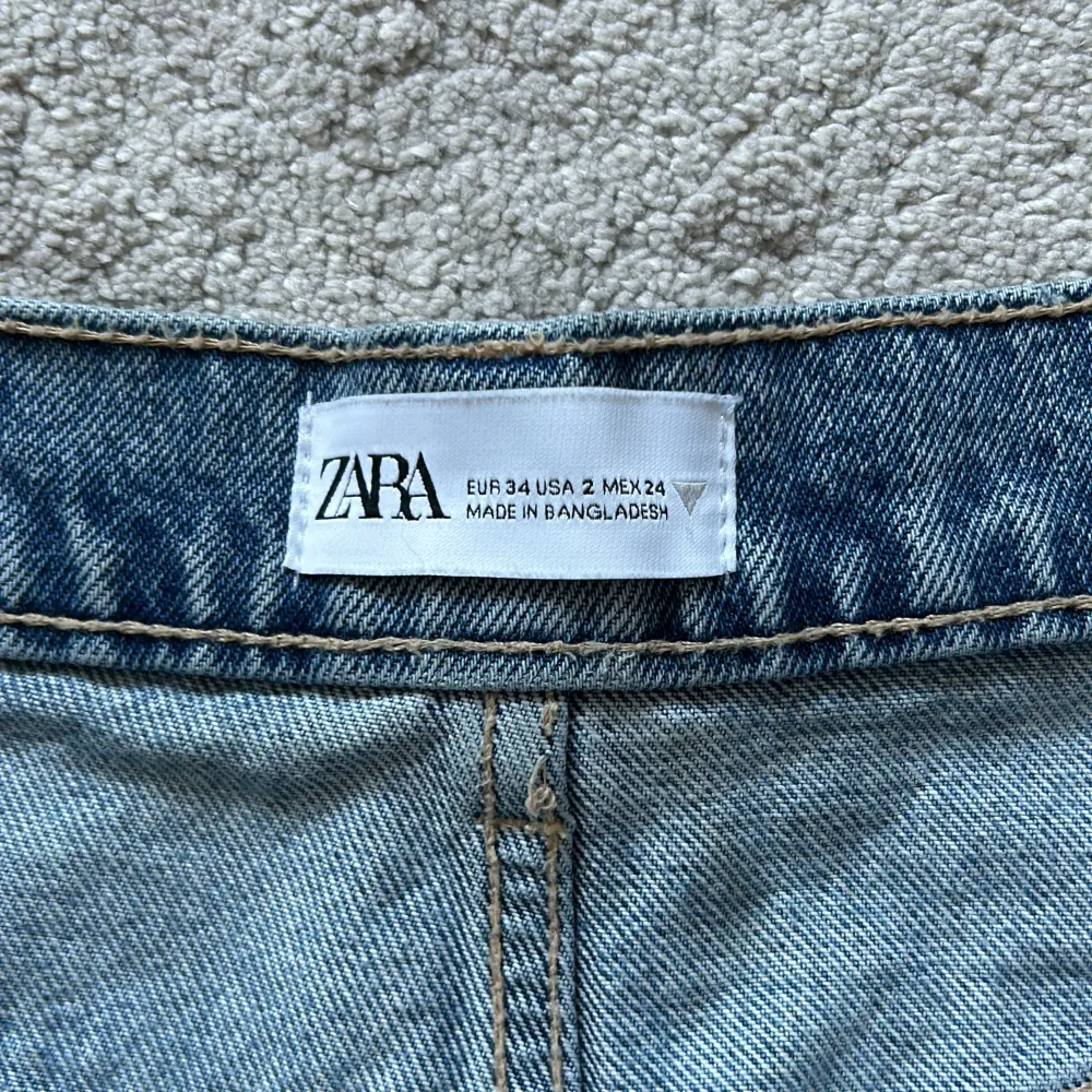 Blåa jeansshorts från Zara i storlek 34 i mycket fint skick.. Shorts.