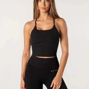 Relode core singlet top - Linne från Relode med en snygg detalj i ryggen, storlek M (sitter mer som S). Denna har vaddering så det blir som en inbyggd sport-bh. Endast provad men säljer på grund av fel storlek, nypris 449, säljer för 200kr! 🖤