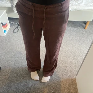 Linne byxer - Bruna linne byxor som sitter jätte fint, dock lite sönder nere vid fötterna men syns inte