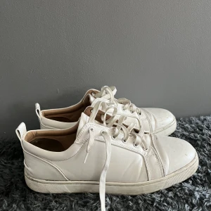 Loubs - Tja, säljer mina loubs utan spikar i stl 43. Sulan är endast smutsig , pris kan diskuteras vid snabb affär 👍🏻(Vissa byten funkar)