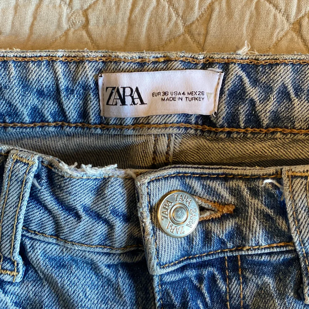 Snygga zara jeans i strl 36, använda och tvättade men i bra skick! Fråga pm för mer bilder😇. Jeans & Byxor.