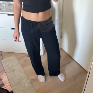 Gina Tricot linnebyxor i xs - Säljer mina fina linnebyxor I nyskick, inga hål eller så, i XS, säljer för att jag inte använt så mycket