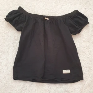 Off shoulder odd molly topp!! - Jättefin off- shoulder Odd Molly topp! Gullig med rosett och lace 💕 säljer pga använder inte.