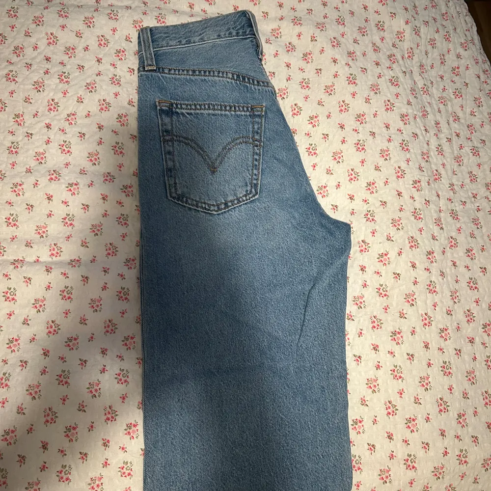 Levis jeans, ribcage straight ankle i storlek w23 - VÄLDIGT FINA men tyvärr för små så kan inte ens ta bild i den :’) har annars själv flera byxor i den modellen och älskar den. Inte använd en gång ens då jag köpte utan att testa och glömde returnera. Jeans & Byxor.