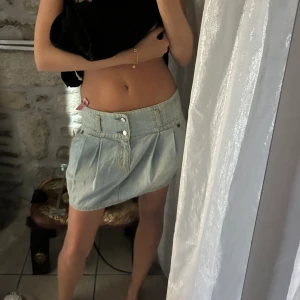 Vintage kjol - Säljer min jättefina ljus blåa vinted kjol, som sitter långmidjat 