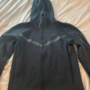Svart Nike tech fleece  - Bra skick osv! Skriv gärna för mer bilder osv.