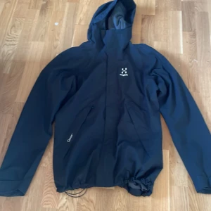 Haglöfs jacka - Haglöfs jacka  Ny skick använd 2 gånger Svart  Tål regn 