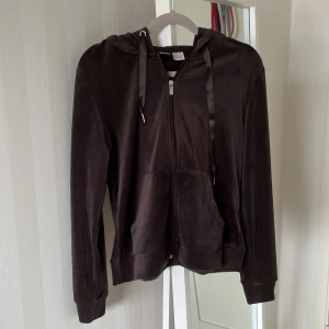 Gina Tricot ziphoodie  - Jätte fin Gina hodie som inte längre går att köpa, säljer då den inte längre kommer till användning💞