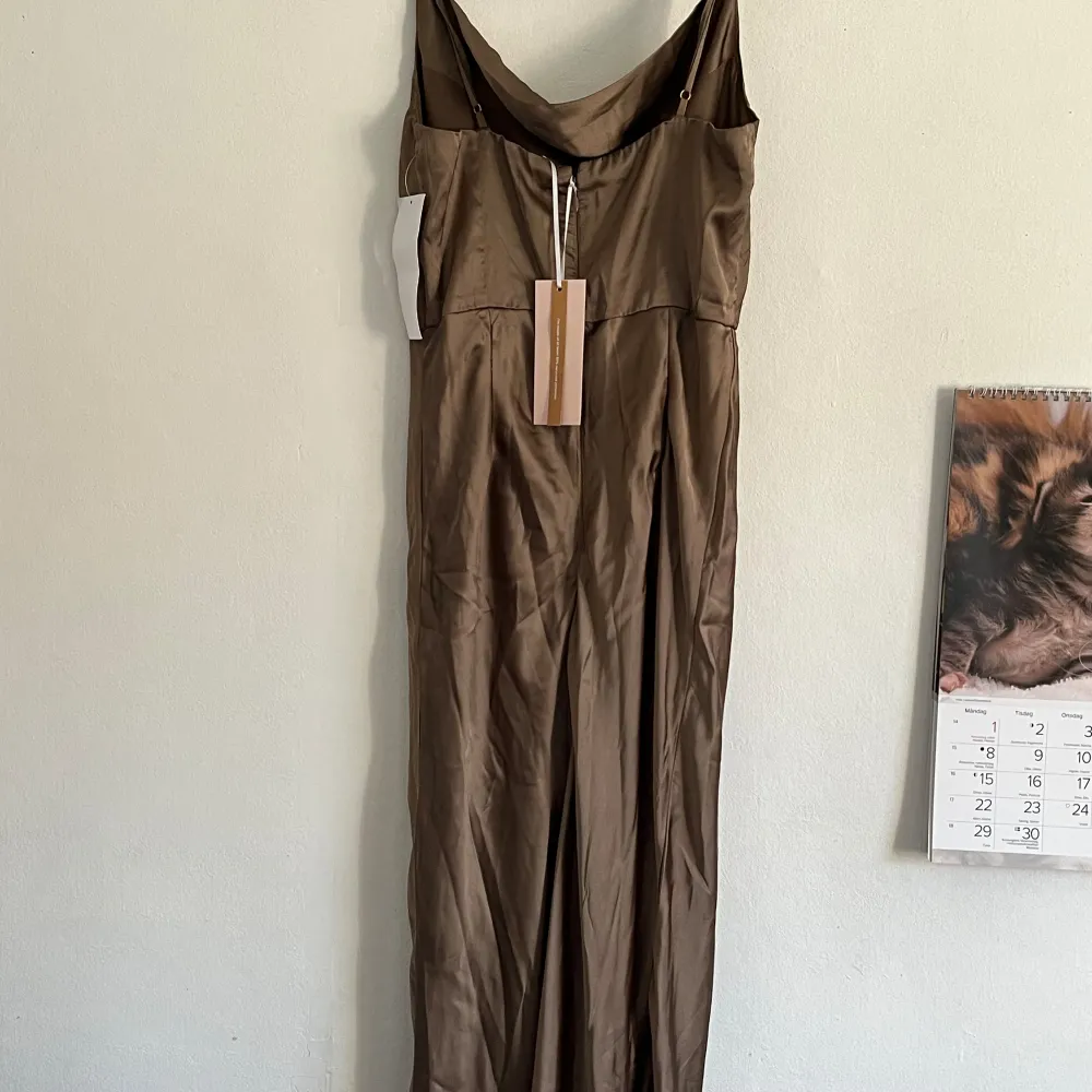 En långklänning i färgen Mulvad, köpt från Bubbleroom. Den har aldrig används innan och klänningen går ner till golvet (jag är 163 cm). Klänningar.