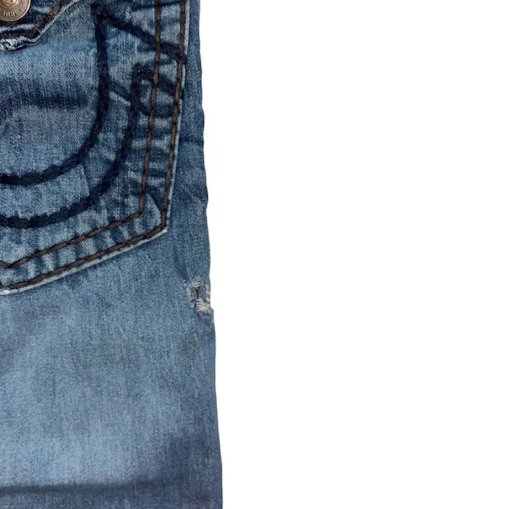 True Religion jeans Ricky fit super T, har ett litet hål under högra fickan (bild 4)  W36 [Ytterbenslängd 112cm] [Innerbenslängd 83cm] [Midja 43cm] [Benöppning 18cm]. Jeans & Byxor.