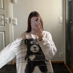 Stickad tröja - En jättefin stickad tröja i nyskick. Köpt för 1000kr. Den är tyvärr för stor på mig. Storlek s men är väldigt oversized och passar S-L.