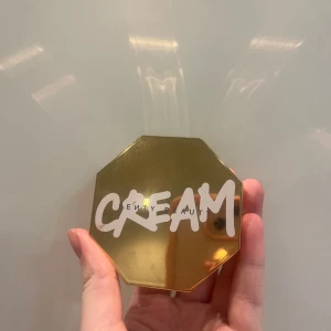 Bronzer fenty - Säljer denna bronzern eftersom att det är helt fel färg för mig. Då jag köpt en i min färg. Använd men majoriteten av produkten är absolut kvar skulle säga 90%🩷