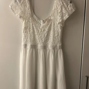 Studentklänning  - Studentklänning i strl M, den är super stretchig i materialet och fungerar verkligen att ha på både utspring och mottagning.