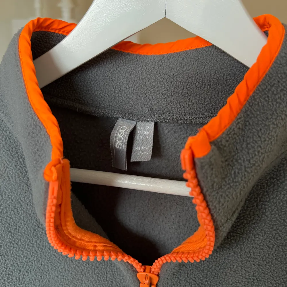 En fin croppad tröja från ASOS i stolen S 🩶 Grå färg med orange dragkedja 🧡. Tröjor & Koftor.