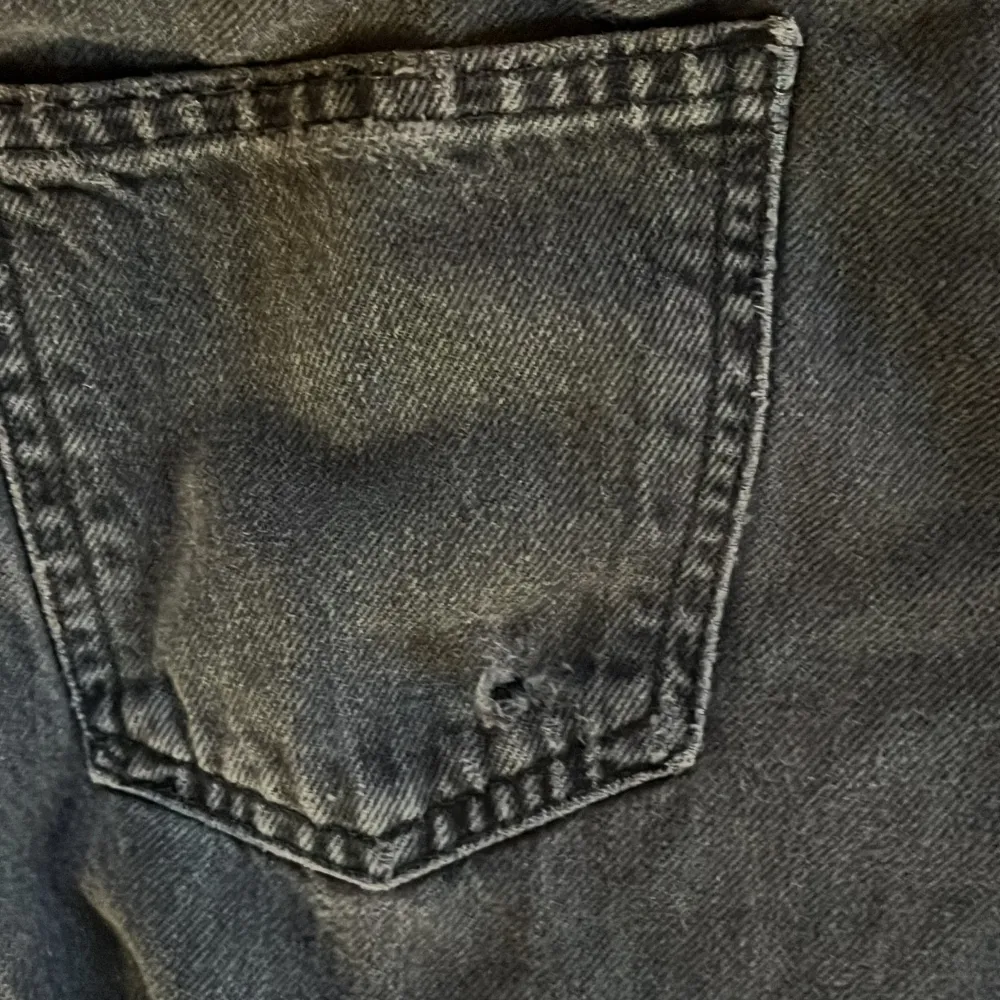Storlek XXS, mot in sida ben 81cm, midjan/höftben 63cm. I använt skick, ett liten hål på ena bakfickan ca 5mm hål. Knapp gylf . Jeans & Byxor.