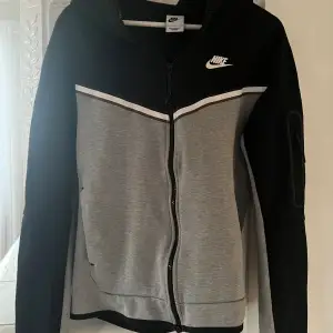 Nike tech fleece grå/svart. Dammodell i storlek s. Har inte använts mycket så är i fint skick. Säljer för 650 + frakt