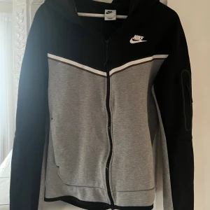 Nike tech fleece - Nike tech fleece grå/svart. Dammodell i storlek s. Har inte använts mycket så är i fint skick. Säljer för 650 + frakt