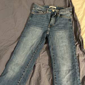 säljer de här skitsnygga lågmidjade jeansen som tyvärr inte kommer till användning!❤️