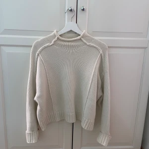 Stickad tröja - Fin stickad tröja från zara! Har inga defekter. Den är i storlek large, men uppskattar den till en small då den sitter bra på mig som vanligtvis har small i kläder.