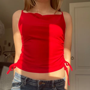 Röd topp - AS SNYGG 😻 går inte att få tag i längre,  den är aldrig använd, man kan justera längden på sidorna själv!!!☺️☺️☺️