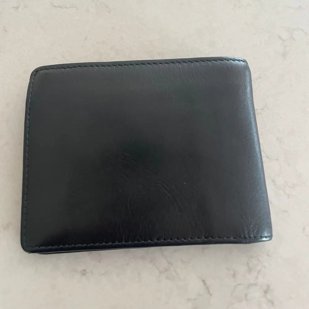 Svart läder plånbok, bra skick  Priset är utan frakt. Accessoarer.