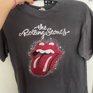 the rolingstones t-shirt - säljer denna då den ej kommer till användning. som man kan se på bilden så är den blekt i bak och fått märken, annars inga större defekter! 
