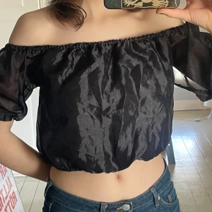 Festtopp - Jättesöt festtop med puffärmar. Helt utan defekter. Skriv gärna vid frågor 🫶