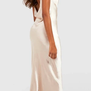 Balklänning  - Superfin champagnefärgad balklänning. Prislappen är kvar då jag endast testat men bestämde mig för en annan storlek.🥰