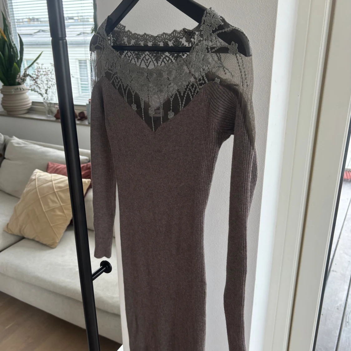 Finstickad klänning med spets  - 93