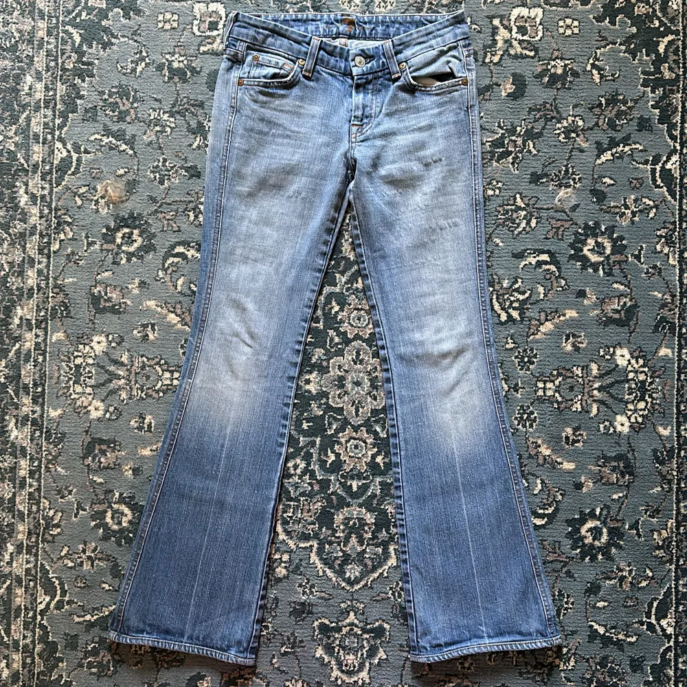 Säljer nu mina älskade 7 For All Mankind vintage low rise bootcutjeans i storlek w25. Köpta från USA. Från 2000-talet! 😍Helt perfekta verkligen men har för många liknande. Midjemått tvärsöver: 34 cm. Innerbenslängd: 73 cm. . Jeans & Byxor.