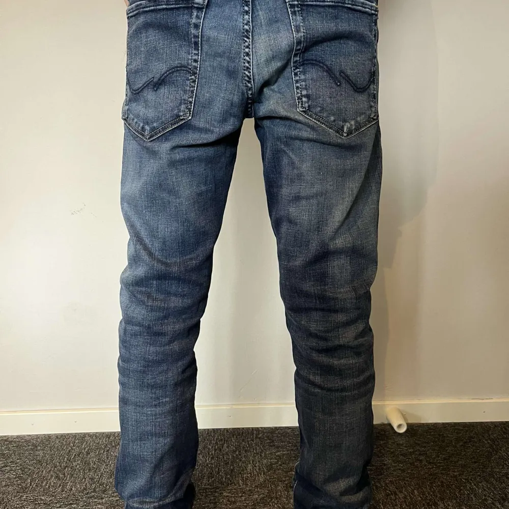 Riktigt feta Jack & Jones jeans! Storlek W28/L32 och passar om man är mellan 170-180 cm.  Passformen är slim fit och är riktigt snygga! Knappt använda 9,5 av 10. Jeans & Byxor.